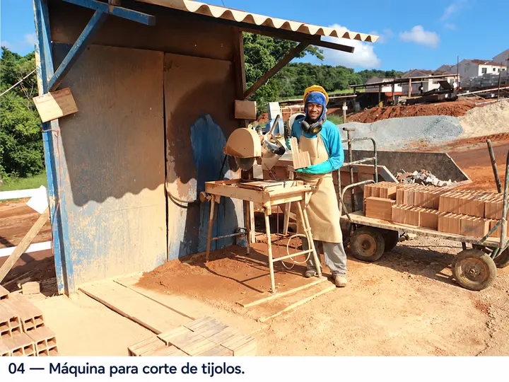Máquina para corte de tijolos.
