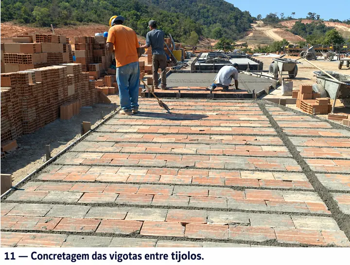 Concretagem das vigotas entre tijolos.