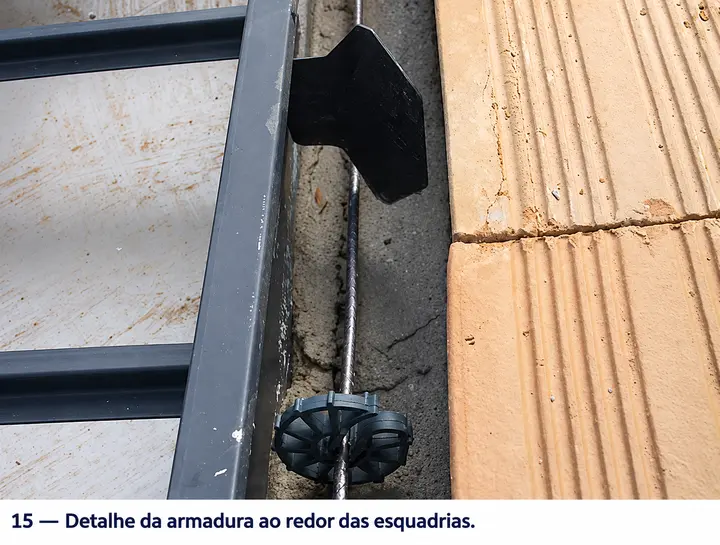 Detalhe da armadura ao redor das esquadrias.