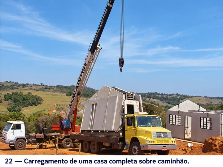 Carregamento de uma casa completa sobre caminhão.